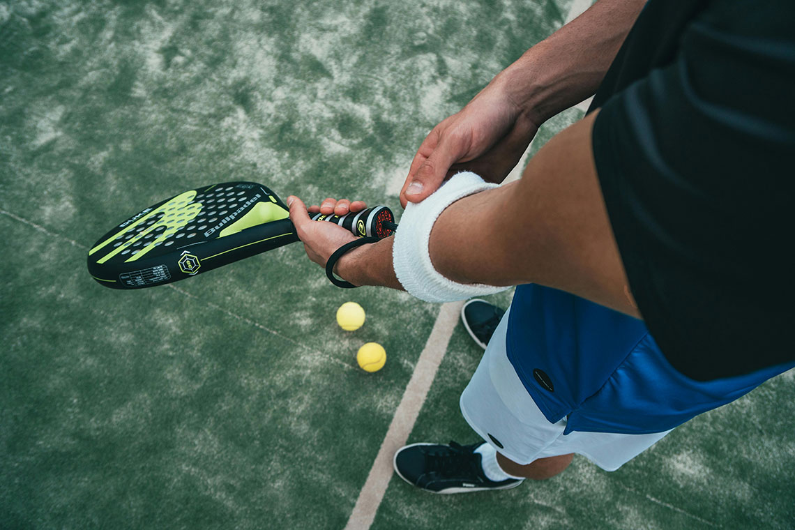 Joueur padel sur terrain