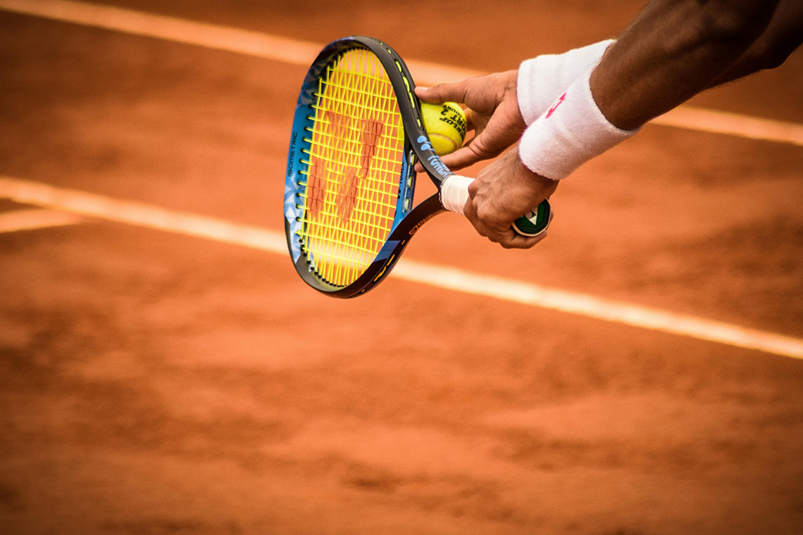raquette tennis sur le terrain